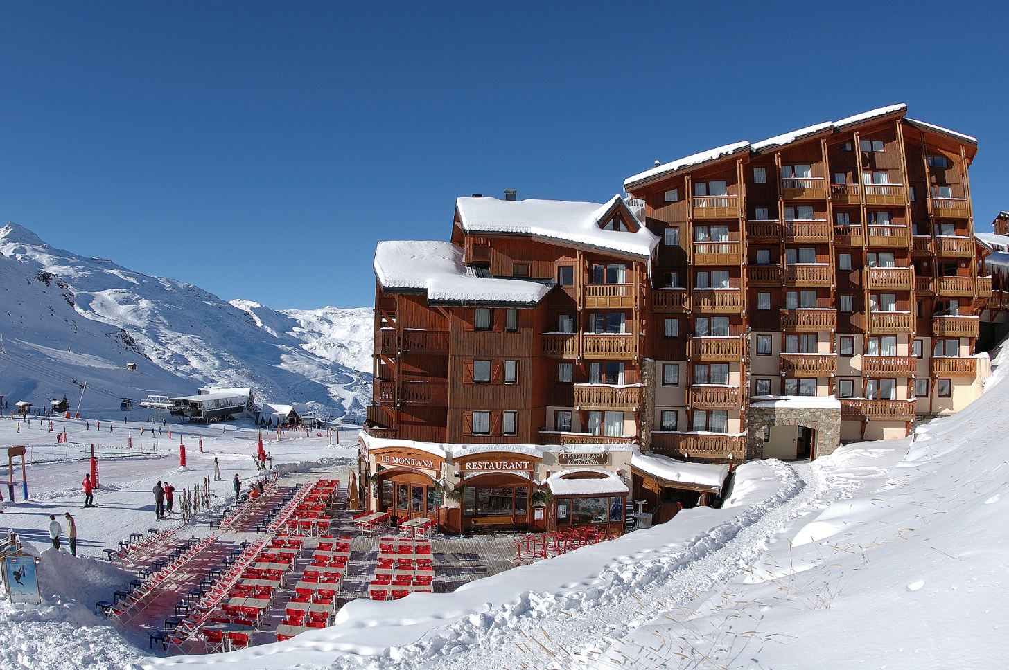 3-star superior Village Montana is directly on the ski slopes* and adjacent to the French ski school (ESF) and the children's snow garden and just 200m from the resort centre.