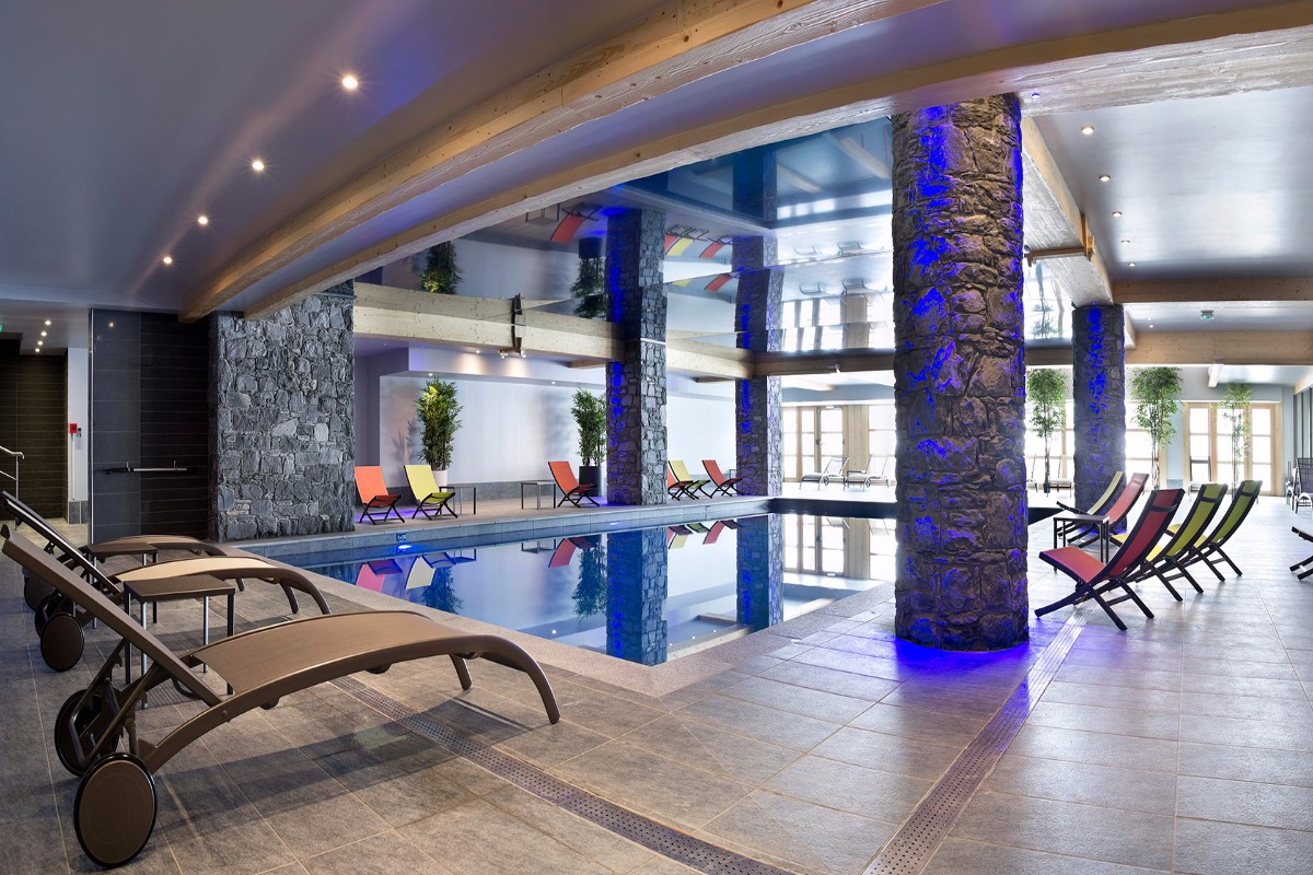 Le Cristal de l'Alpe ski accommodation indoor heated pool and wellness area
