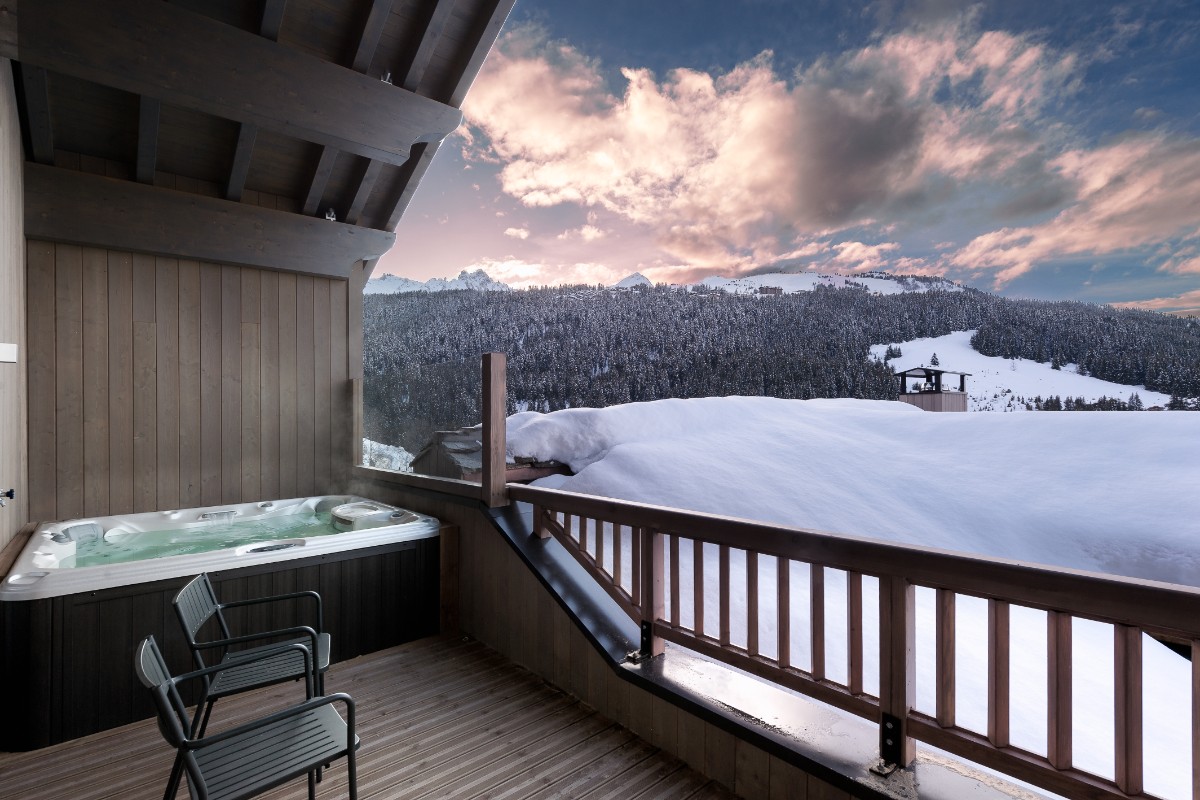 Mammoth Lodge, Courchevel Moriond, balcony hot tub