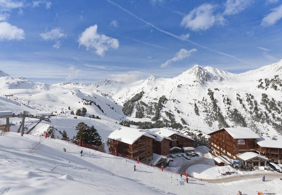 Arc 2000 Ski Resort (©ManuReyboz)